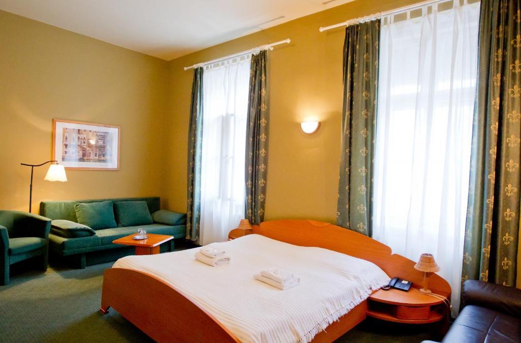 Hotel Atrium ニトラ エクステリア 写真